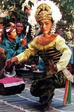 TARIAN TRADISIONAL SUKU LOMBOK