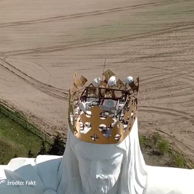 Antena Internet Secara Misterius Tertancap di Kepala Patung Yesus 