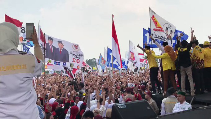 Dilarang Didalam Stadion Pakansari, Kampanye Prabowo Dipenuhi Lautan Massa