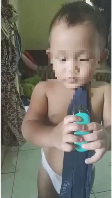 Viral! Balita Ini Terekan Lagi Asyik Nge-Vape, Warganet Salahkan Orang Tua