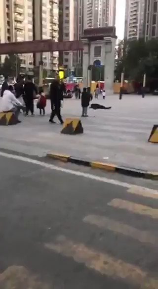 Bak Zombie, Para Korban Virus Wuhan di China Ambruk di Jalan-jalan