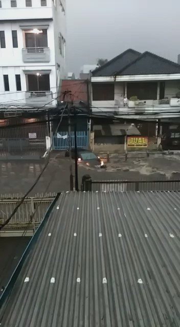 BREAKINGNEWS: Banjir Pagarsih Kembali Seret Dua Mobil