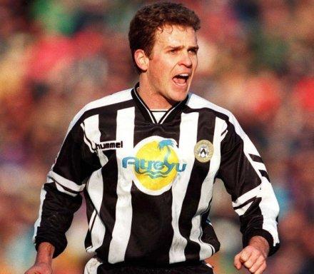 pemain-sepakbola-dengan-heading-mematikan