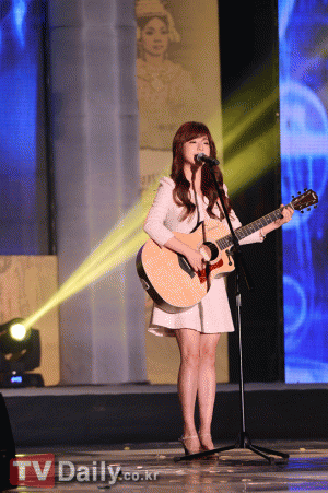 juniel--514524576850648--choi-jun-hee--the-first-fnc-female-singer