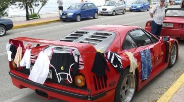 WOW ! Mobil Ferrari ini Jadi Jemuran Pakaian Dalam