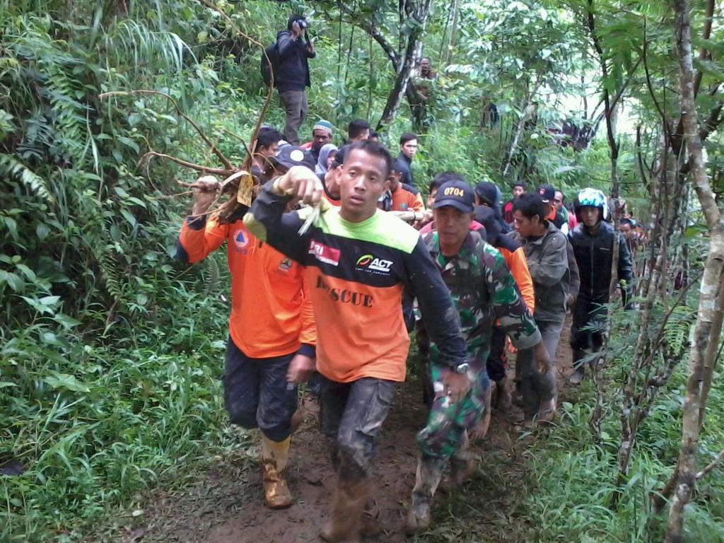 pks-strong-relawan-turun-ke-longsor-banjarnegara-pks-ini-demi-kemanusiaan