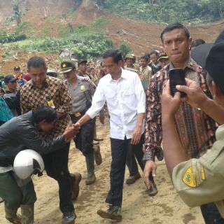 kobokan-dianggap-bawa-berkah-warga-berebut-air-sisa-cuci-tangan-jokowi