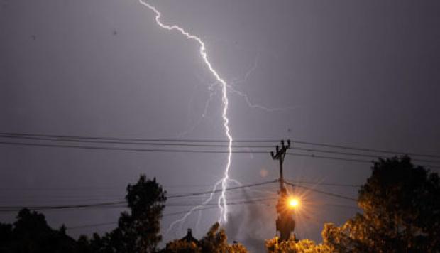 Jawa Barat Dikejutkan Kilat Misterius Selama Dua Jam