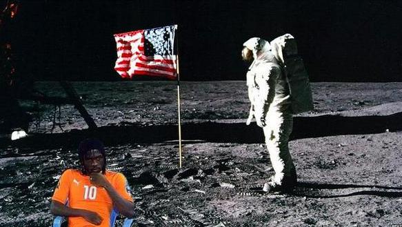 Meme Gervinho dan kursi plastiknya