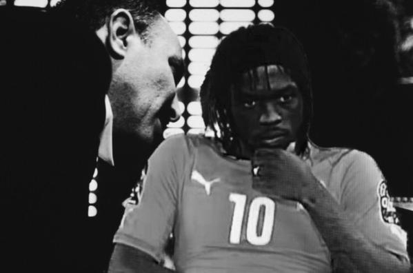 Meme Gervinho dan kursi plastiknya