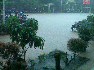 tingkah-laku-manusia-pas-banjir