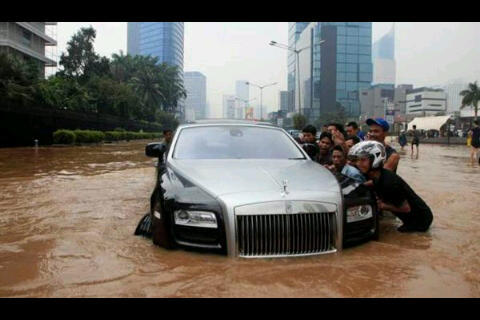 Rolls Royce 7,5 Milyar Mogok Akibat Nekat Terobos Banjir