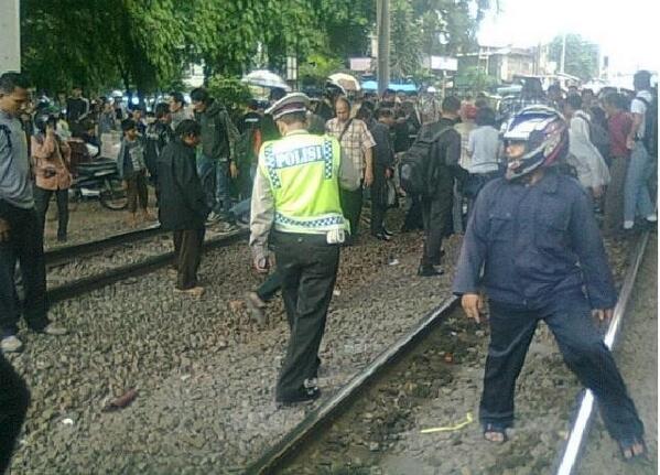 Kecelakaan KA &amp; Pemotor di Perlintasan Kereta Lapangan Ros Tebet &amp; lalin tersendat. 