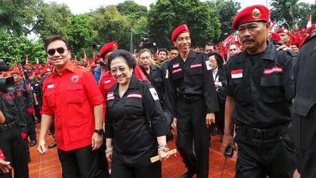 &#91;Terlalu Nurut&#93; Jokowi Pake Seragam Satgas PDIP