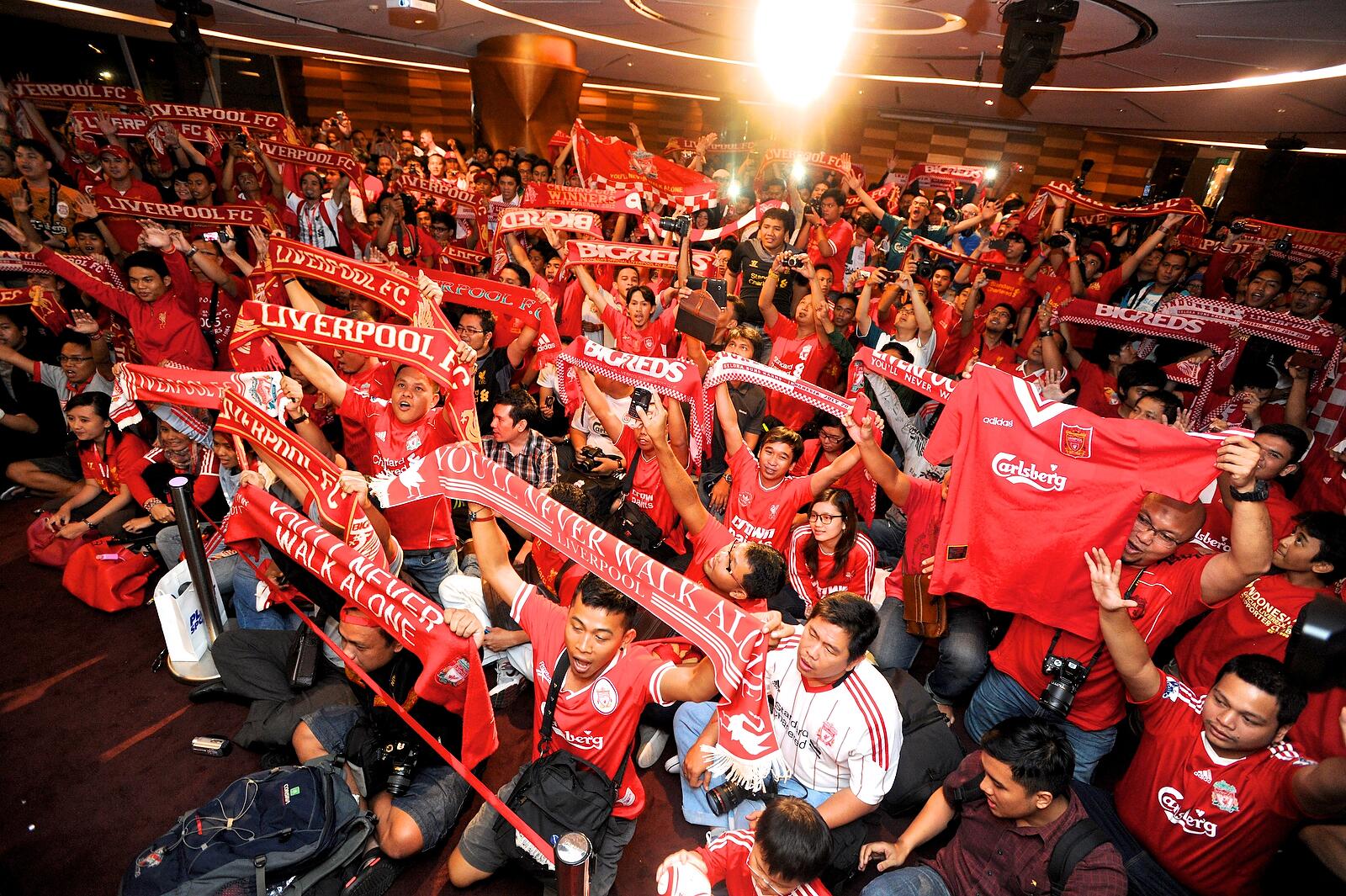 Perbandingan Atmosfer Kedatangan Chelsea dan Liverpool di Indonesia