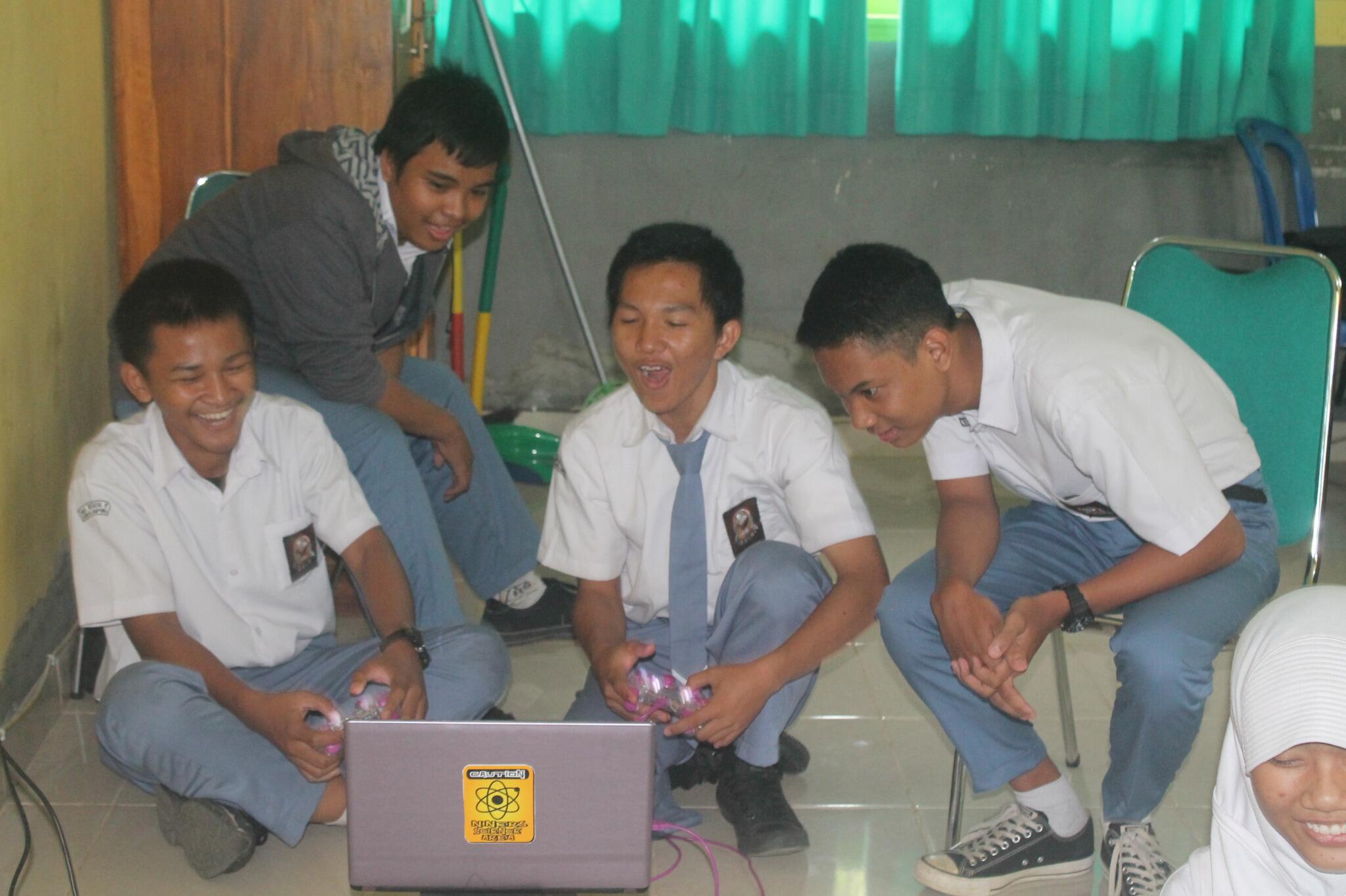 [SETUJU??] 7 Hal Yang Akan Dilakukan Siswa SMA Saat Pelajaran Mulai Membosankan