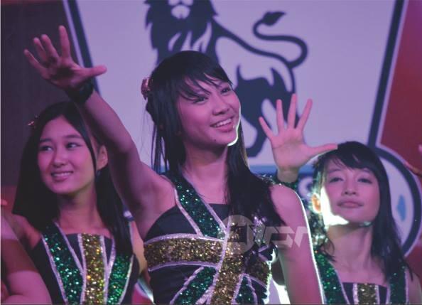 menurut-agan-lebih-cantik-shania-jkt48---sonya-jkt48