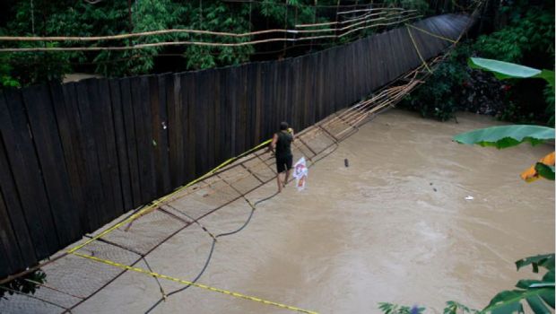 Jembatan Putus, 45 Siswa SD Tercebur ke Sungai Lebak