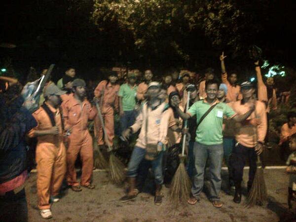 (BersihBersih) Aksi Petugas Kebersihan Saat Malam Tahun Baru di Bundaran HI