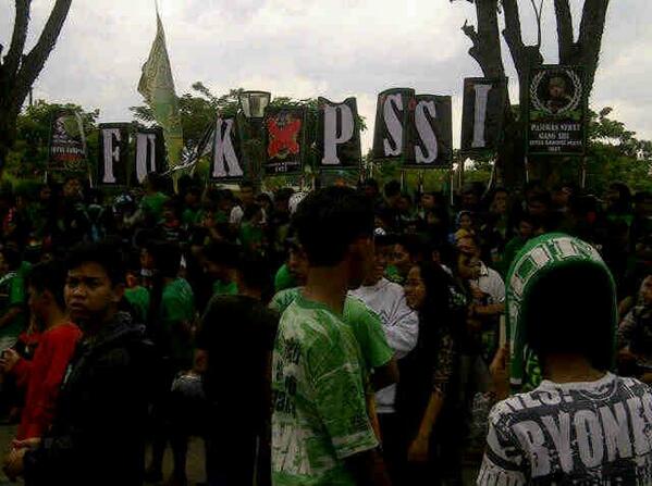 Ribuan Bonek Berdemo Minta Wali Kota Tolak Persebaya 'La Nyalla'