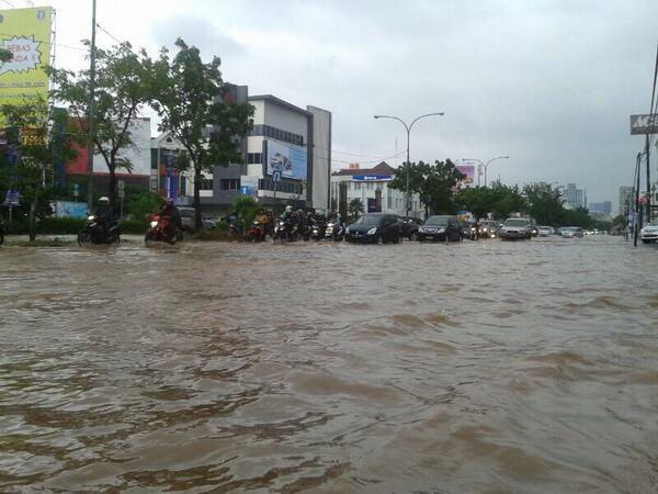 Kumpulan Foto-Foto saat Jakarta Banjir