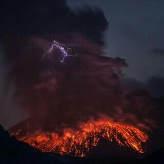 waspada...!! Gunung Kelud Meletus (14 februari 2014)