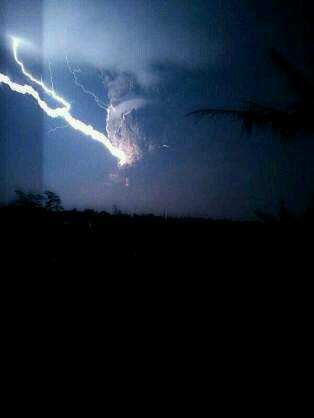 waspada...!! Gunung Kelud Meletus (14 februari 2014)