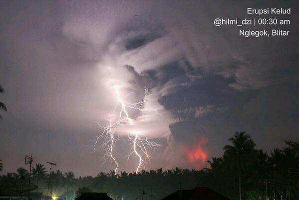 waspada...!! Gunung Kelud Meletus (14 februari 2014)