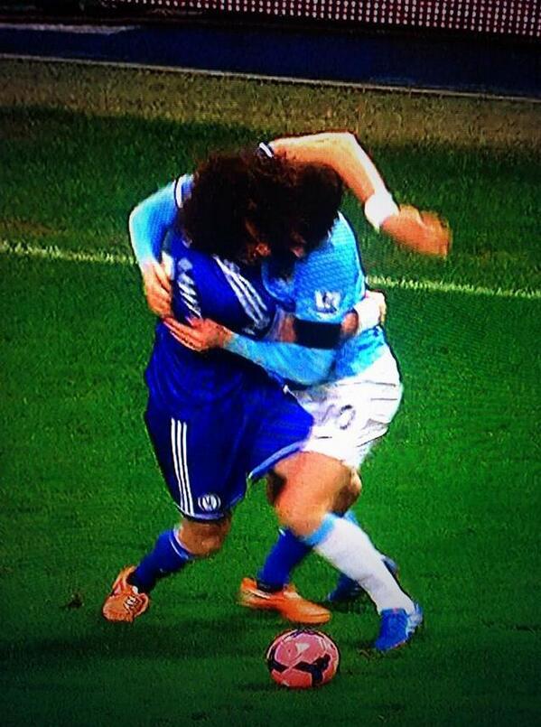 &quot; Pelukan Valentine &quot; David Luiz 