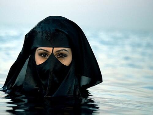 Perempuan Arab Saudi Dilarang Main Ayunan