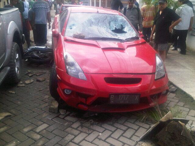 TERJADI TABRAK LARI OlEH TOYOTA CELICA MERAH B1717X