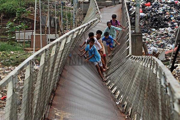Foto Jembatan Nyaris Rubuh di Tambora Jakarta Barat