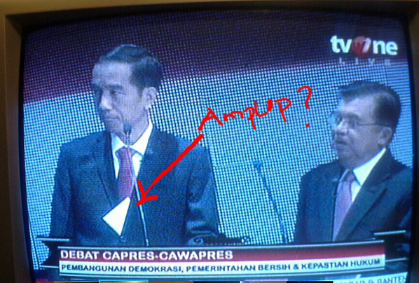 Jokowi Bawa Contekan Didebat Capres!