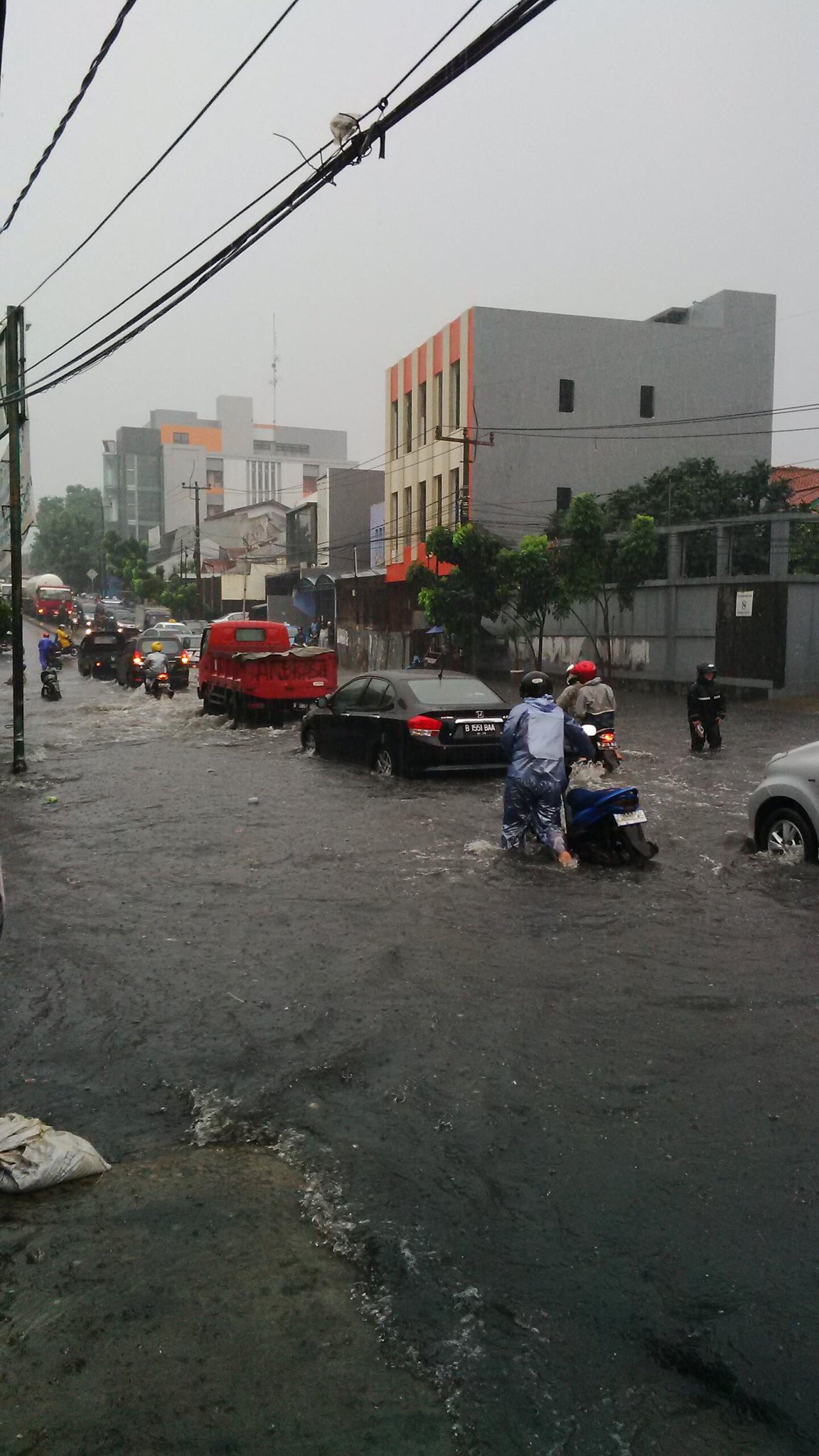 &#91;Orangnya Lagi Umroh&#93; 7 Juli 2014, Jakarta Dikepung Banjir Dan Macet Parah