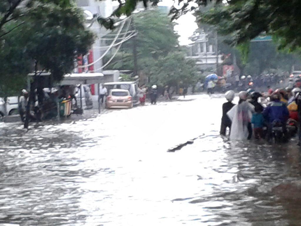 &#91;Orangnya Lagi Umroh&#93; 7 Juli 2014, Jakarta Dikepung Banjir Dan Macet Parah