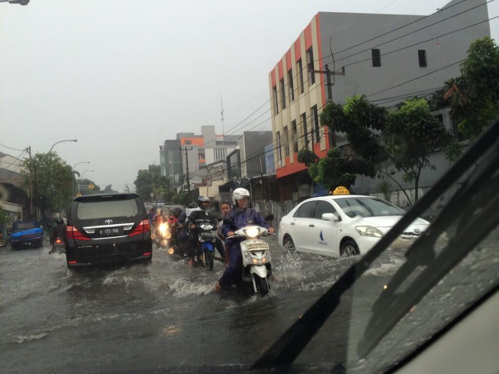 &#91;Orangnya Lagi Umroh&#93; 7 Juli 2014, Jakarta Dikepung Banjir Dan Macet Parah