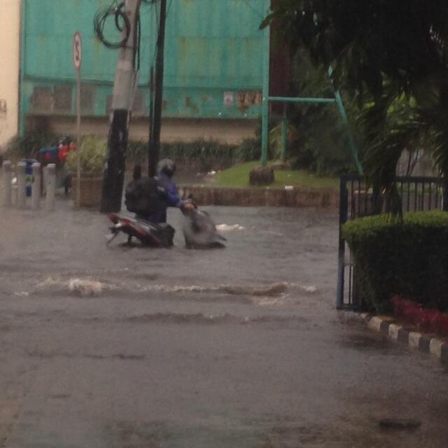 &#91;Orangnya Lagi Umroh&#93; 7 Juli 2014, Jakarta Dikepung Banjir Dan Macet Parah