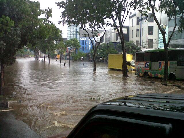 &#91;Orangnya Lagi Umroh&#93; 7 Juli 2014, Jakarta Dikepung Banjir Dan Macet Parah