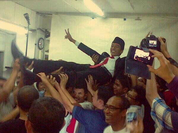 OMG presiden yang merangkul - Crowd surfing Jokowi dengan awak media