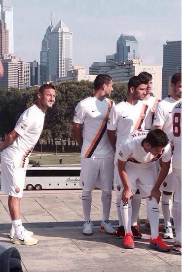 &#91;ngakak&#93; Foto Foto Ashley Cole Berseragam AS Roma di Beberapa Tempat