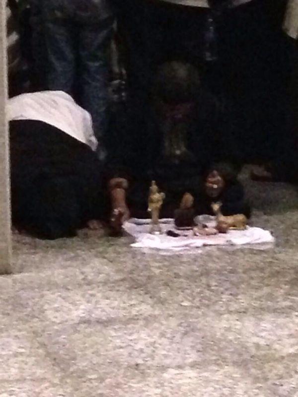 2-orang-misterius-gelar-ritual-klenik-di-gedung-mk