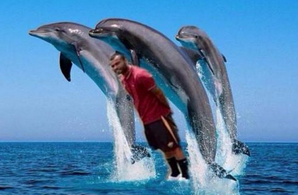 &#91;ngakak&#93; Foto Foto Ashley Cole Berseragam AS Roma di Beberapa Tempat