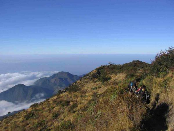Mau Liburan, Apa Harus Keluar Negeri ?