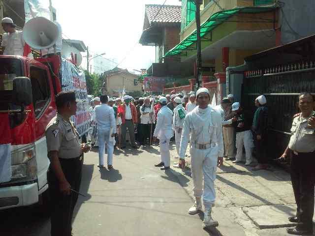 update-terus--massa-mulai-berdatangan-ke-markas-fpi-di-petamburan