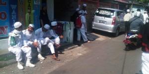 update-terus--massa-mulai-berdatangan-ke-markas-fpi-di-petamburan