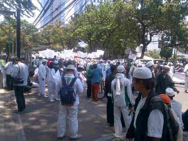 update-terus--massa-mulai-berdatangan-ke-markas-fpi-di-petamburan