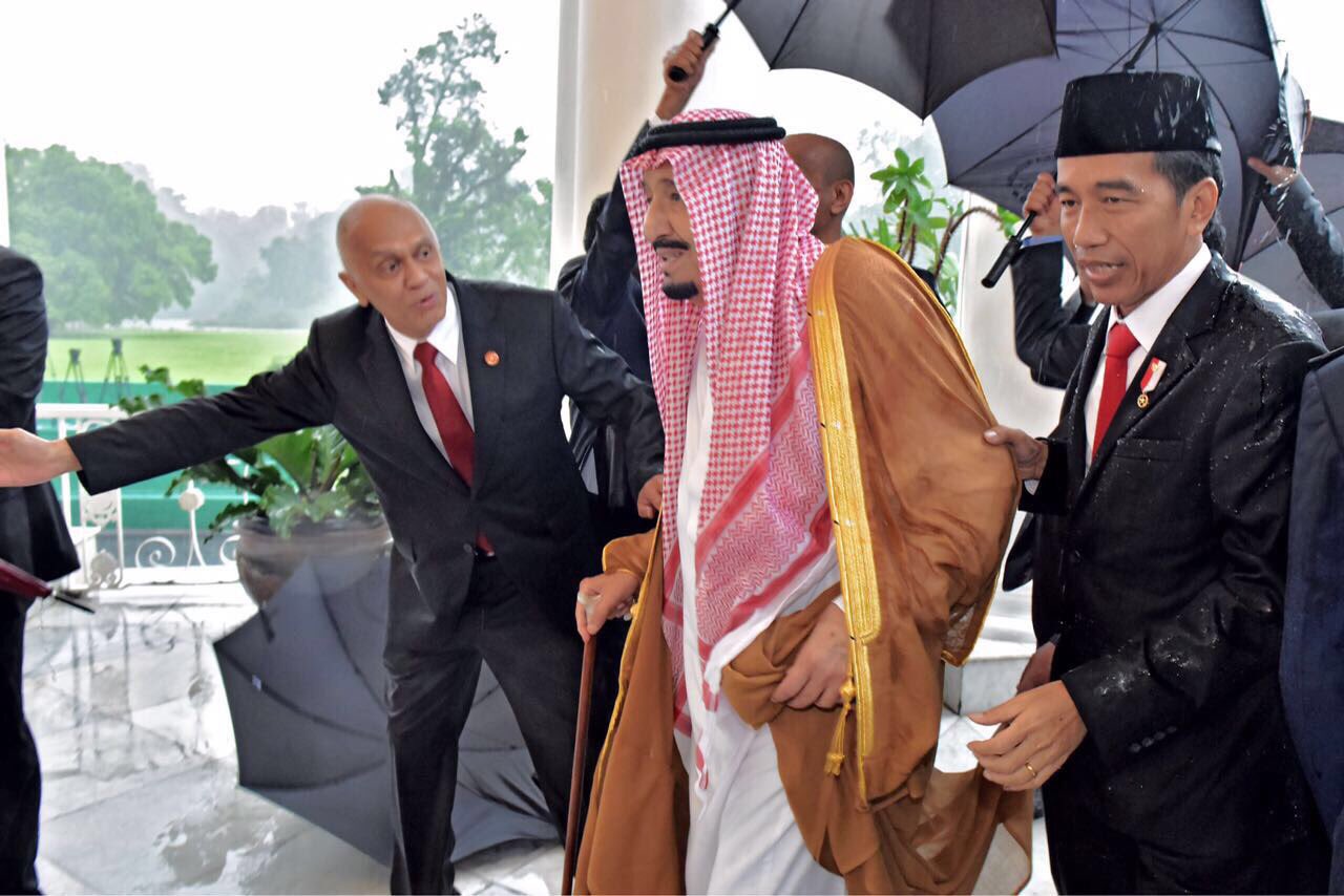 Lihatlah..Demi Raja Salman, Jokowi Basah Kehujanan