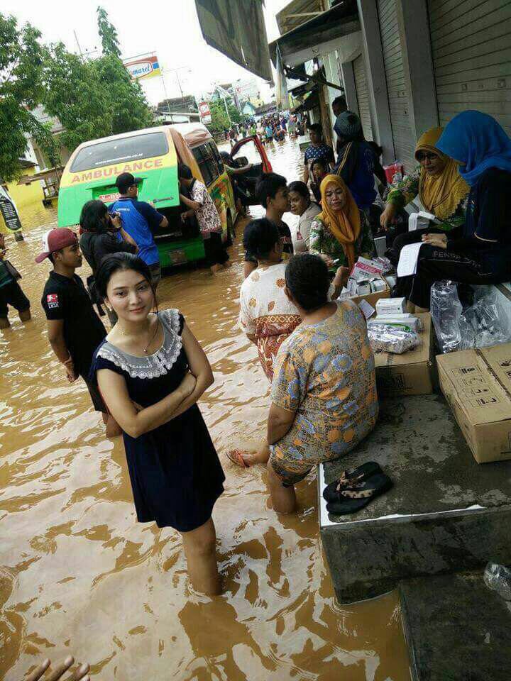 'Bening' di Antara Keruhnya Air Banjir, Wanita Cantik Ini Bikin Publik Gagal Fokus