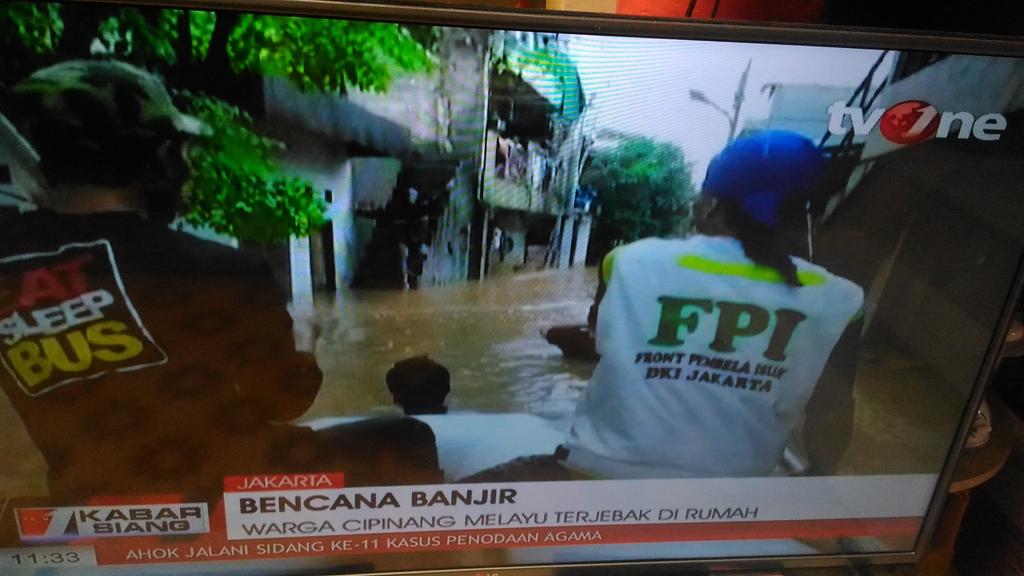 Keren! Laskar FPI Bantu Korban Banjir Jakarta