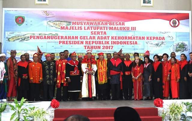 Jokowi Mendapat Gelar Kehormatan Tertinggi Masyarakat Maluku